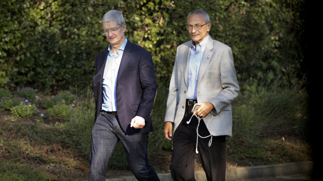 & lt; p & gt; & lt; b & gt; GIR Peng TIL CLINTON: & lt; / b & gt; Tim Cook g & # xE5; r Sammi med kampanjesjefen til demokratenes presidentkandidat Hillary Clinton, John David Podesta. & lt; / p & gt;