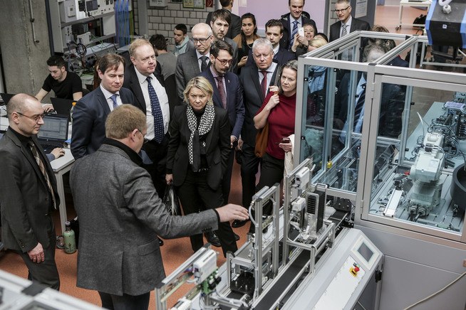 <p><b>OMVISNING:</b> Mæland og den norske delegasjonen vises rundt. Her vises de en industriell 3D-printer.</p>