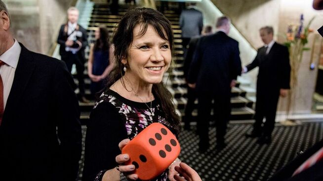 <p><b>TOK TIL SEG ROSEN:</b> Sentralbanksjef Øystein Olsen roste partene i arbeidslivet for å styre lønnsutviklingen i Norge med stødig hånd. Det fikk Spekter-sjef Anne Kari Bratten til å kontre med skryt.</p>