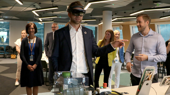 <p>Digitaliseringsministeren får teste ut noen av mulighetene som ligger i Microsoft sine datasenter og skytjenester.</p>