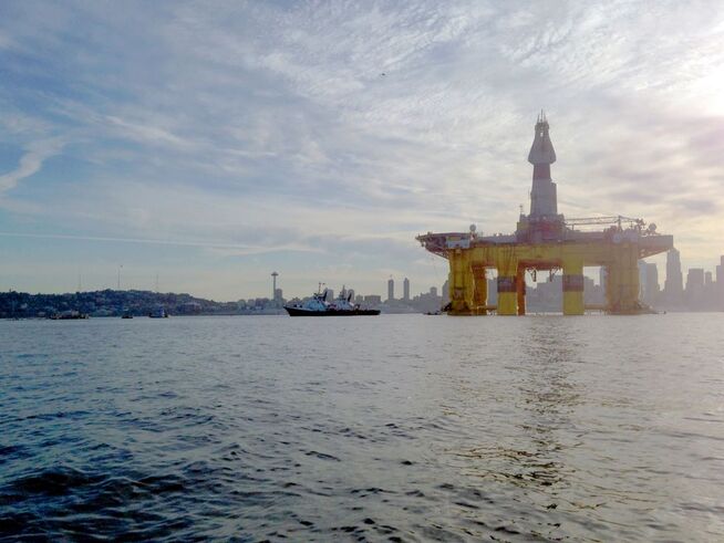 <p><b>PÅ VEI HJEM:</b> Høyere karbonpriser kan føre til at mange av investeringene oljeselskapene gjør i dag blir verdiløse i fremtiden. Her er Shells borerigg «Polar Pioneer» på vei sørover etter at selskapet avbrøt sine leteboringer i Alaska i fjor.</p>