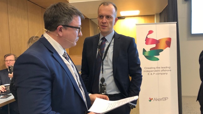 Finansdirektør Alexander Krane i Aker BP (t.h.) i samtale med konsernsjef Karl Johnny Hersvik under kapitalmarkedsdagen 2018