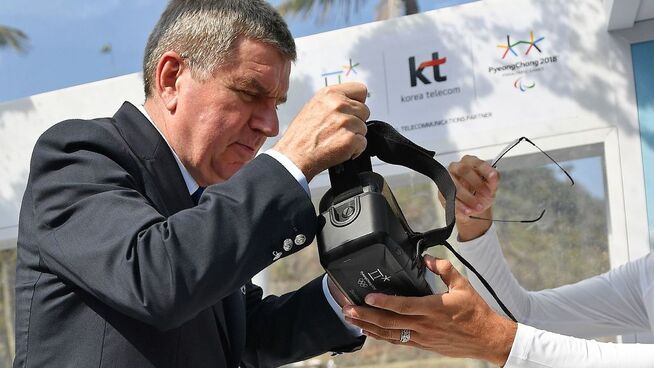 <p><b>VR-TEST:</b> IOC-president Thomas Bach prøver et par VR-briller i forkant av lekene i Pyeongchang.</p>