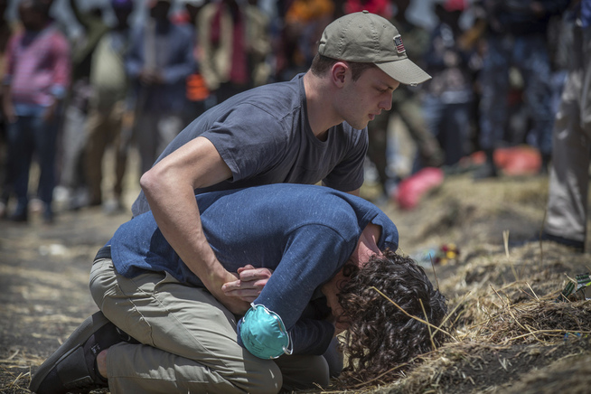 <p><b>HJERTESKJÆRENDE SCENER:</b> En pårørende faller sammen i gråt under besøk på ulykkesstedet. Ethiopian Airlines Boeing 737 Max 8-fly styrtet utenfor byen Bishoftu søndag. 157 mennesker omkom.</p>