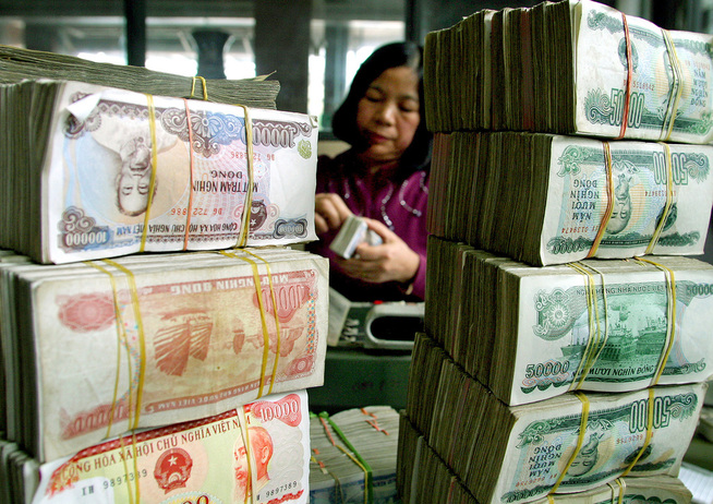 <p><b>DYRT:</b> OECD anslår at internasjonale selskapers skatteunndragelser koster verden rundt 100-240 milliarder amerikanske dollar i året. Her ser vi en kvinne telle opp vietnamesiske dong.</p>