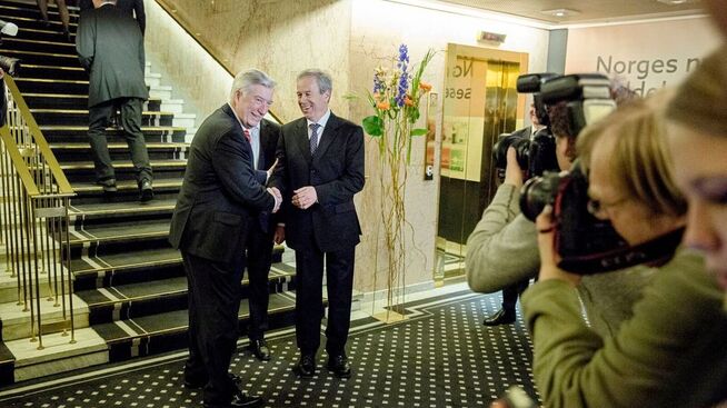<p><b>JOVIAL STEMNING PÅ GRAND:</b> Tidligere finansminister Sigbjørn Johnsen hilser på Øystein Olsen.</p>
