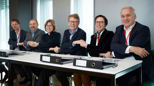 <p><b>HÅND I HÅND:</b> Rammekontraktene ble fredag signert på Aker BPs hovedkontor med (fra venstre) Harke Jan Meek, CCO i Heerema Marine Contractors, Kværner-sjef Jan Arve Haugan, Siemens-sjef Anne Marit Panengstuen, prosjektdirektør Olav Henriksen i Aker BP, direktør for olje og gass Borghild Lunde i ABB og prosjektdirektør Knut Sandvik i Aker Solutions.</p>