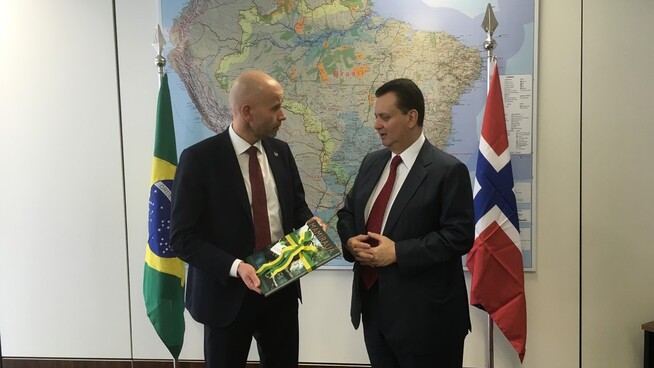 <p>Olje- og energiminister Tord Lien møtte i tillegg minister for vitenskap, teknologi og innovasjon, Gilberto Kassab, under sitt besøk i Brasil.</p>
