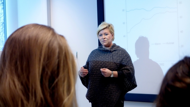 <p><b>BREMSER IKKE:</b> Selv om økonomien er på bedringens vei vil regjeringen vil øke stimulansen av økonomien for syvende år på rad neste år, tror økonomer. Her holder finansminister Siv Jensen foredrag om statsfinansene for en gruppe tredjeklassinger på Ullern videregående skole.</p>