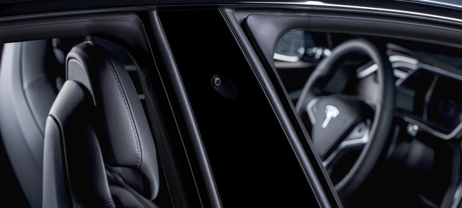 <p>Her viser Tesla hvordan de nå setter et kamera inn i blant annet B-stolpen på bilene sine (stolpen mellom dørene foran og bak). Dermed får bilene langt bedre oversikt over hva som skjer på siden av bilen og ikke bare bak og foran.</p>
