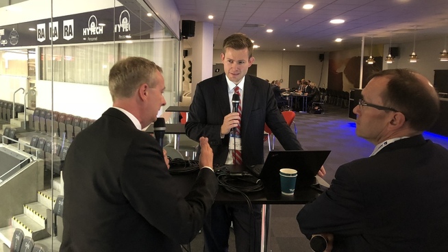 Olje- og energiminister Terje Søviknes (t.v.) i opptak til E24-podden sammen med Arbeiderpartiets Espen Barth-Eide (t.h.). Programleder Marius Lorentzen