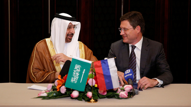 <p><b>VIKTIG ENIGHET:</b> Saudi-Arabias energiminister Khalid al-Falih (t.v.) og hans russiske kollega Alexander Novak annonserte sin enighet om fortsatte oljekutt i natt.</p>