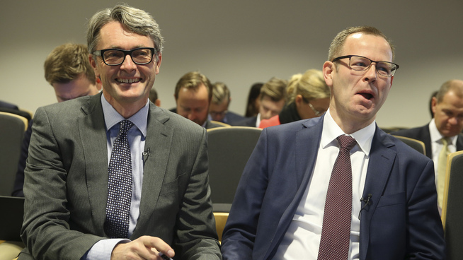 <p>Aker-sjef Øyvind Eriksen (t.v.) avbildet med avtroppende finansdirektør Frank O. Reite, som trapper ned på grunn av helserelaterte forhold, men som vil fortsette i flere styreverv i Aker-systemet.</p>