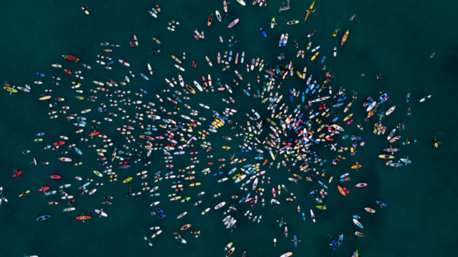 <p><b>PADDLE OUT</b>: Dronefoto viser oppmøtet i Victor Harbour.</p>