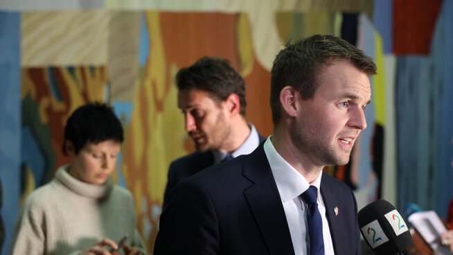 <p><b>– VELDIG SYND:</b> KrF fikk tirsdag gjennomslag for å avskaffe 350-kronersgrensen i budsjettforhandlingene, men det skjer først i 2020. Kjell Ingolf Ropstad kaller det et kompromiss, men elektronikktopp tror mange aktører vil bli skadelidende i mellomtiden.</p>