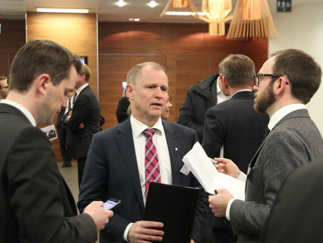 <p><b>SATSER UTE:</b> Statoils utenlandssjef Lars Christian Bacher planlegger store prosjekter i Canada, Tanzania og ikke minst i Brasil. Han håper å kunne bruke samme verktøykasse som norsk sokkel til å kutte kostnader på prosjekter i utlandet.</p>