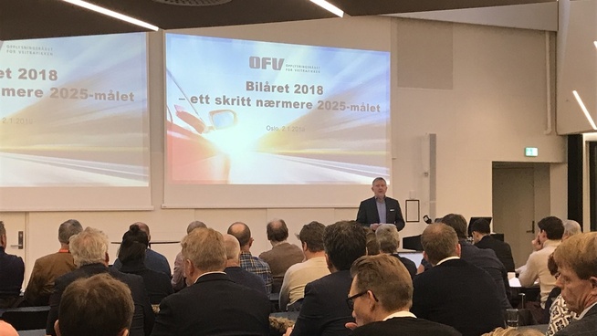 <p><b>UTSLIPPSFOKUS</b>: Øyvind Solberg Thorsen legger frem tallene for bilsalget i 2018 onsdag. </p>