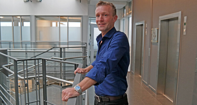 <p><b>– IKKE ALLE TÅLER DEN DAGLIGE STØYEN:</b> Martin Mølsæter sier at fondet hans ikke passer for alle, særlig de som ikke tåler relativt kraftige svingninger. Han påpeker at det ikke er aksjene i seg selv som er særlig risikable, men at antallet aksjer i fondet kan føre til at det svinger. Han mener likevel det er bedre med et fond som kan investere tyngre i et selskap, enn bare å spre alle pengene jevnt utover.</p> <p> – Det er gjort forskning på resultatene til de store fondene med mange plasseringer. Hvis man bare ser på «bets’ene» de har gjort, så har de levert mye bedre resultater enn fondet som helhet, sier han.</p>