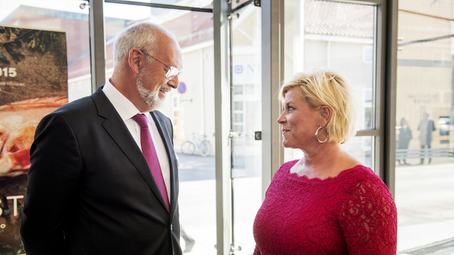 <p><b>HAPPY GJELDSREGISTER:</b> Governor Jon Nicolaisen is happy for the proposal of a register that will provide an overview of people's forbruksgjeld. Here are Nicolaisen in conversation with the Norwegian minister of finance Siv Jensen.</p>