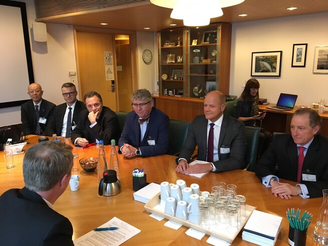 <p><b>NYE YME:</b> Olje- og energiminister Terje Søviknes fikk overlevert en endret utbyggingsplan for Yme-feltet den 19. desember 2017. På bildet ses blant andre Erik Haugane fra Okea, Vidar Nedrebø fra Repsol og Tomas Garcia Blanco fra Repsol.</p>