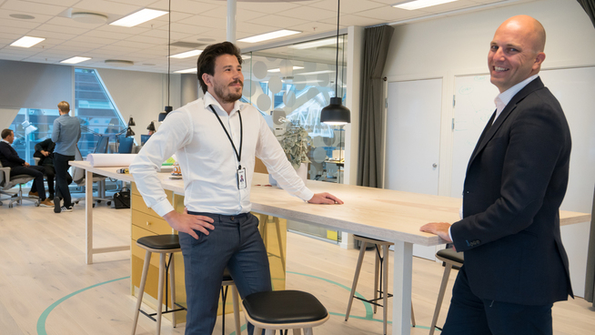 <p>FORNØYD LEDER: Martin Bryn (t.h.), leder og partner i Deloitte Digital, har vært godt fornøyd med å ha Morten Jansrud som ansatt i sommer.</p>