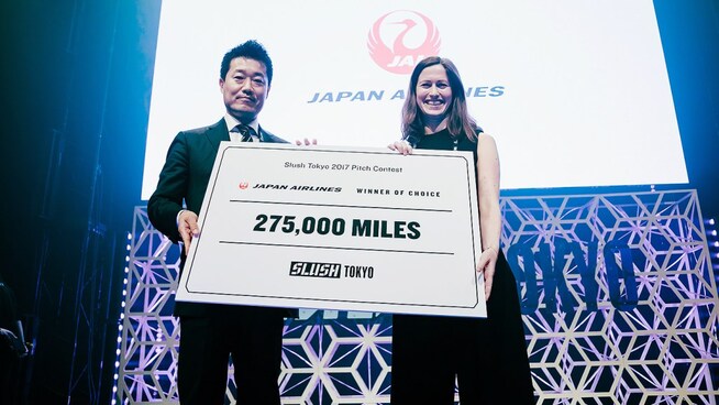 <p><b>PÅ PALLEN:</b> Marie Mostad i Inzpire.me med premien fra Japan Airlines i Slush Tokyo.</p>
