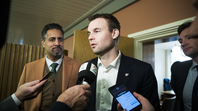 <p><b>BUDSJETTKAMERATER:</b> Fra venstre: Abid Raja (V), Kjell Ingolf Ropstad (KrF) og Henrik Asheim (H).</p>