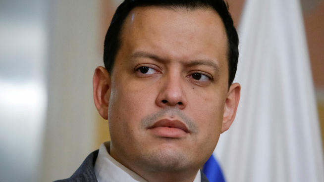 <p><b>INNGÅR AVTALE:</b> Venezuelas finansminister, Simon Zerpa, rapporterer fra Beijing at de to landene inngår avtaler om investeringer for å hjelpe oljeproduksjonen i landet.</p>