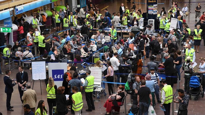 <p><b>NESTEN EN UKE MED STREIK:</b> Passasjerer må belage seg på å vente til torsdag før pilotene med base på Arlanda flyplass gjenopptar arbeidet som normalt. Streiken brøt ut fredag.</p>
