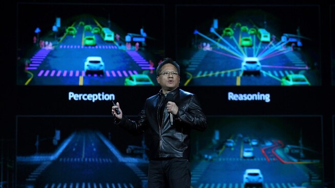 <p><b>KUNSTIG INTELLIGENS:</b> Her står grunnlegger og toppsjef i Nvidia Jen-Hsun Huang på scenen i Las Vegas onsdag. De har utviklet kunstig intelligens for biler, og samarbeider nå med Audi.</p>