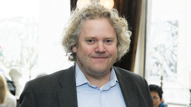 <p><b>DAGLIGVAREMILLIARDÆR:</b> Johan Johannson under presentasjonen av boken Mellommannen.</p>