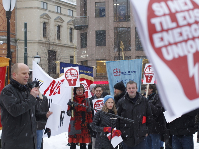 <p><b>SIER NEI:</b> Sps leder Trygve Slagsvold Vedum og SVs Kirsti Bergstø var til stede på en demonstrasjon mot EUs energiunion tirsdag.</p>