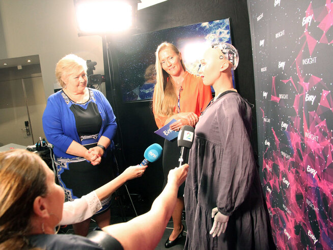 <p><b>MØTTE ROBOT</b>: Statsminister Erna Solberg og Evry-topp Elin Hauge møtte roboten Sophia denne uken. Hauge mener norske studenter ikke er rustet for arbeidslivet i IT-bransjen med utdannelsen de får fra norske universiteter.</p>