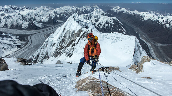 <p><b>JAKTER UTFORDRINGER:</b> Sigurd Løvfall har konkurert i frikjøring på ski, og er en aktiv klatrer. – Jeg er en energisk type som trenger noe å bryne meg på, sier han. Løvfall er er også mentor for oppstartsselskaper i Equinor og McKinseys Techstar-program. – Det å sparre, diskutere og se på muligheter og løsninger sammen med flinke folk er givende. Her under klatring på Khan Thengri, et brefjell på 7.010 meter over havet i Kirgisistan.</p>