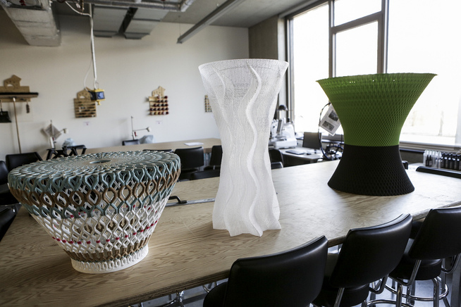 <p><b>3D-PRINTING:</b> Her noen produkter laget med den nye produksjonsteknikken, hvor lag på lag med materiale, for eksempel plast eller metall, legges oppå hverandre.</p>