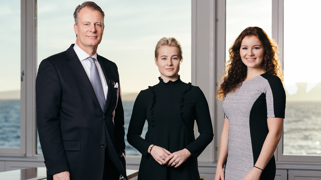 <p><b>MILLIARDER I ARV:</b> Døtrene til Ferd-gründer og tobakksarving Johan Andresen (til venstre), Katharina (midten) og Alexandra Andresen (til høyre). </p>