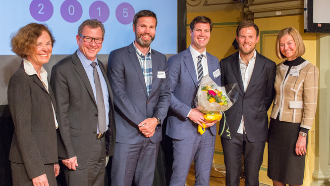 <p><b>FJORÅRETS VINNER:</b> Sjømateksportøren Lerøy Seafood Group fra Bergen vant Eskportprisen i 2015. Her er selskapets representert ved Knut H. Lerøy (t.v.) og Henning Beltestad (t.h.), avbildet med juryen og prisutdeler Thor Hushovd (t.h. for Beltestad). I år er det Kari Traa som deler ut prisen.<br/></p>