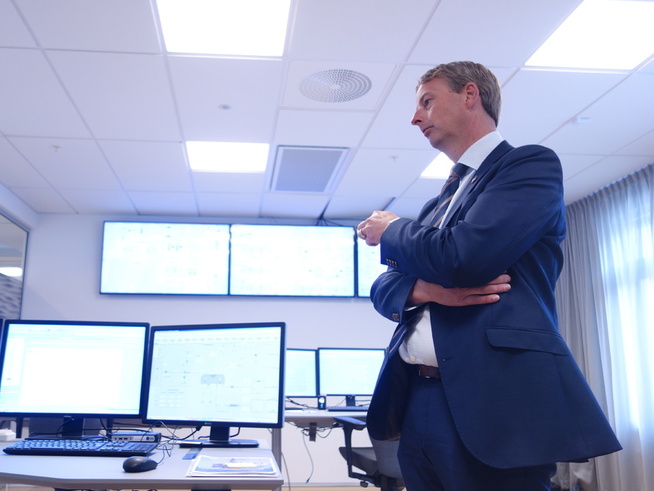 <p><b>FULL KONTROLL:</b> Her besøker olje- og energiminister Terje Søviknes simulatorrommet hos Lundin Petroleum på Lysaker, hvor selskapet lærer opp ansatte som skal jobbe på sokkelen. Rommet skal tilsvare kontrollrommet på Edvard Grieg-feltet.</p>