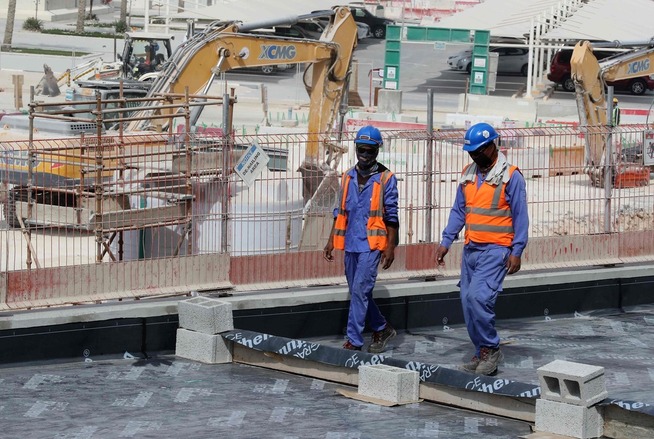<p><b>KRITIKK</b>: Qatar får også kritikk for dårlige vilkår og rettigheter for arbeidere i landet, hvor en stor del av arbeidsstyrken er utlendinger. Her fra byggingen av Al-Wakrah Stadium, et av anleggene som skal brukes når landet arrangerer fotball-VM i 2022.</p>