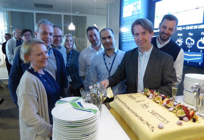 <p><b>FEIRER FUNN:</b> Daglig leder Knut Mauseth i OMV Norge spiser kake sammen med de ansatte for å feire gass- og kondensatfunnene i prospektene Hades og Iris i Norskehavet. – Dette er en gledens dag for oss i OMV. Denne brønnen har vi jobbet med i flere år, og i dag så feirer vi et strålende resultat, sier Mauseth.</p>