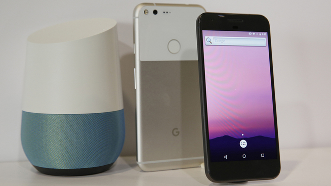 <p>SMARTHJEM: Her er Googles smarttelefoner og smarte høyttaler (t.v.). Den skal være en sekretær, en radio og bibliotekar i hjemmet ditt. Den ble lansert tidligere i høst.</p>