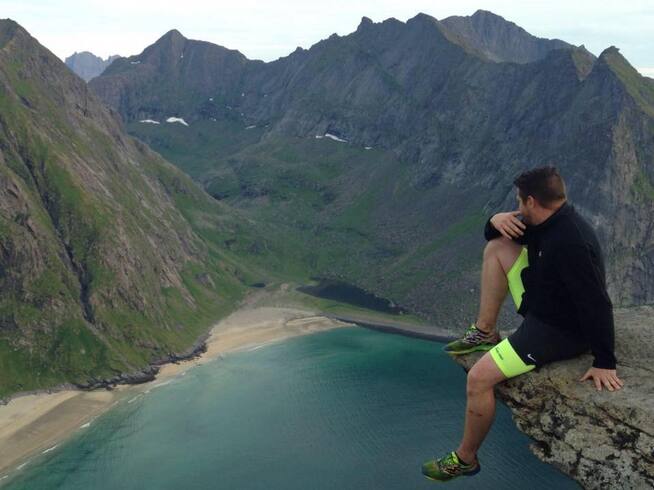 <p><b>FRYKTER FOR NATUREN:</b> Flakstad-ordfører Hans Fredrik Sørdal (på kanten av stupet) roper varsko om turistboomen i Lofoten.</p>