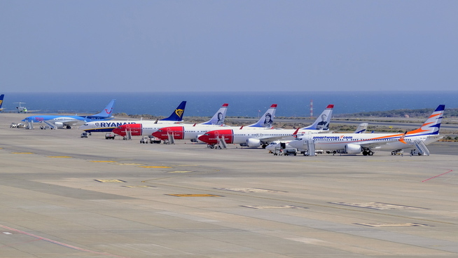 <p><b>PARKERT</b>: Max 8-fly satt på bakken på Gran Canaria-flyplass tidligere denne uken, deriblant en Norwegian-maskin. Midt i rekken et ryanair 737-800, som fortsatt kan fly. </p>