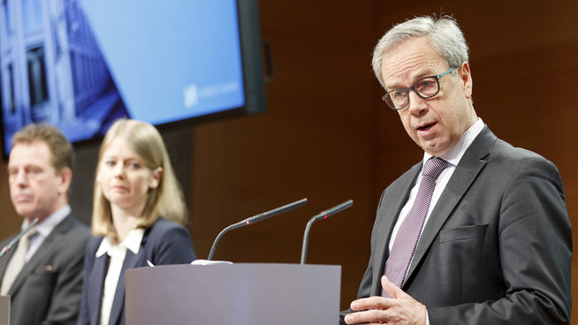 <p><b>– HELT UENIG:</b> Sentralbanksjef Øystein Olsen sier pengepolitikken har vært førstelinjeforsvaret og viser til «markante» rentekutt siden desember 2014. Her avbildet under presentasjonen av rentebeslutningen torsdag.</p>