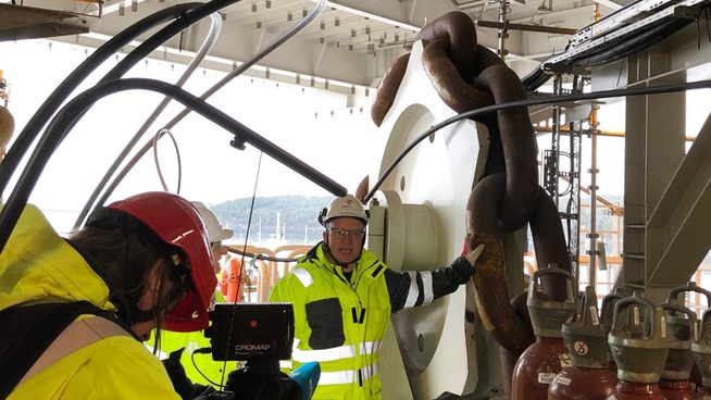 Prosjektdirektør Stig-Arne Witsøe viser frem toppen av de enorme ankrene som skal holde Aasta Hansteen-plattformen på plass i Norskehavet. Totalt vil det være 17 forankringer på 2.500 meter hver.