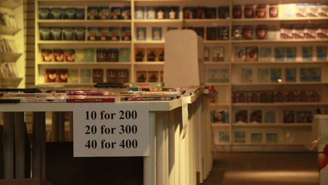 <p><b>OVER OG UT:</b> Video Nova-butikken på Majorstuen setter kroken på døra 25. april. Nå ønsker butikken å selge unna før de stenger dørene for godt. – Jeg overleverer nøklene 1. mai, sier Granlund.</p>
