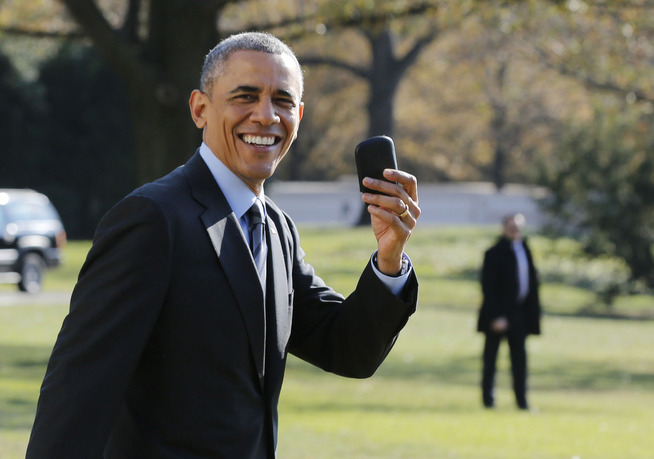 <p><b>BLACKBERRY:</b> Daværende president Barack Obama med sin Blackberry i 2014. Stadig færre, ja faktisk bortimot ingen, kjøper nå den kanadiske telefonen. </p>