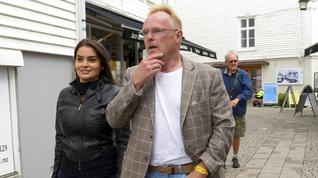 <p><b>KJÆRESTEPAR:</b> Per Sandberg sammen med sin norsk-iranske kjæreste Bahareh Letnes i Mandal sentrum fredag.</p>