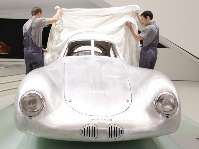 <p><b>BIL:</b> Porsche er en tysk bilprodusent som spesialiserer seg på sportsbiler og SUV'er. Flere av de andre bilene på topp 10-listen, som BMW og Audi anses som Porsches største konkurrenter. Bildet viser avdekkingen av den første Porschen av modell 64 fra 1939 i Porsche-museet i Stuttgart.</p>
