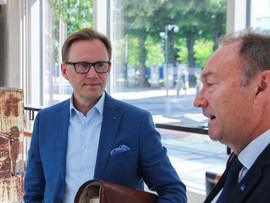 Finansdirektør Torbjørn Wist i SAS (t.v.) i samtale med pressesjef Knut Morten Johansen i SAS Norge